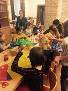 Kinder beim Basteln für das Martinsfest